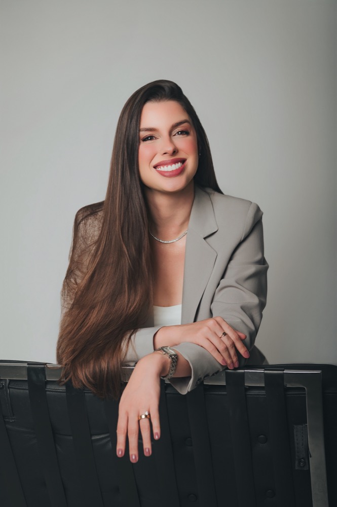 Dra. Suéllen Faria, oftalmologista e cirurgiã de plástica ocular